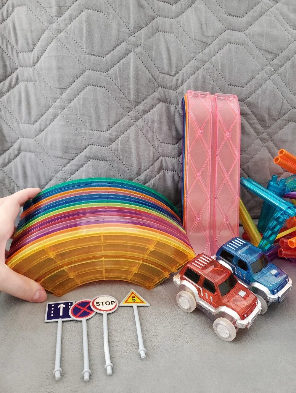 Picasso tiles magnetic racing track set with 2 cars